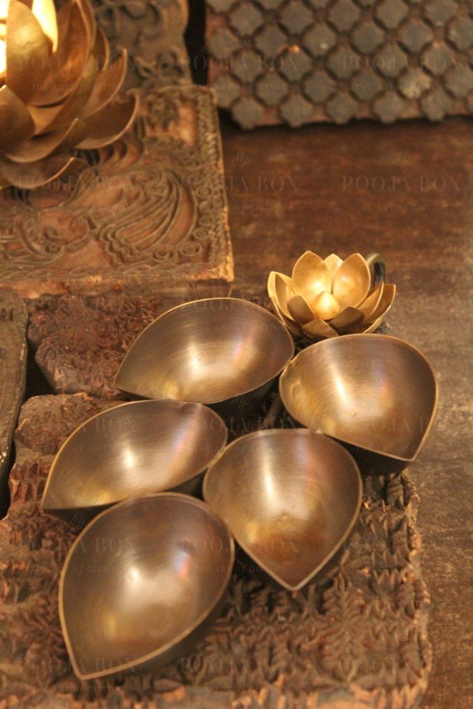 http://karvachauth.com/cdn/shop/products/beautiful-handmade-antique-brass-panchbhooti-aarti-lamp-pooja-items-926.jpg?v=1612960631